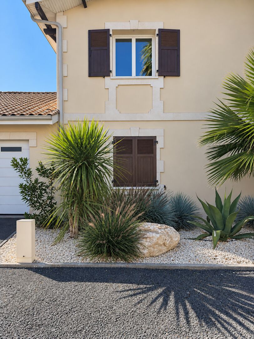 Entree exotique et jardin mineral realises par l'equipe