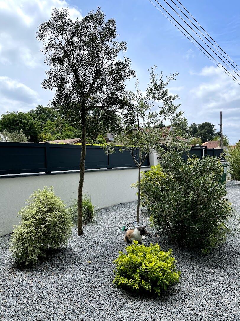 Jardin sec et gravier realises par l'equipe