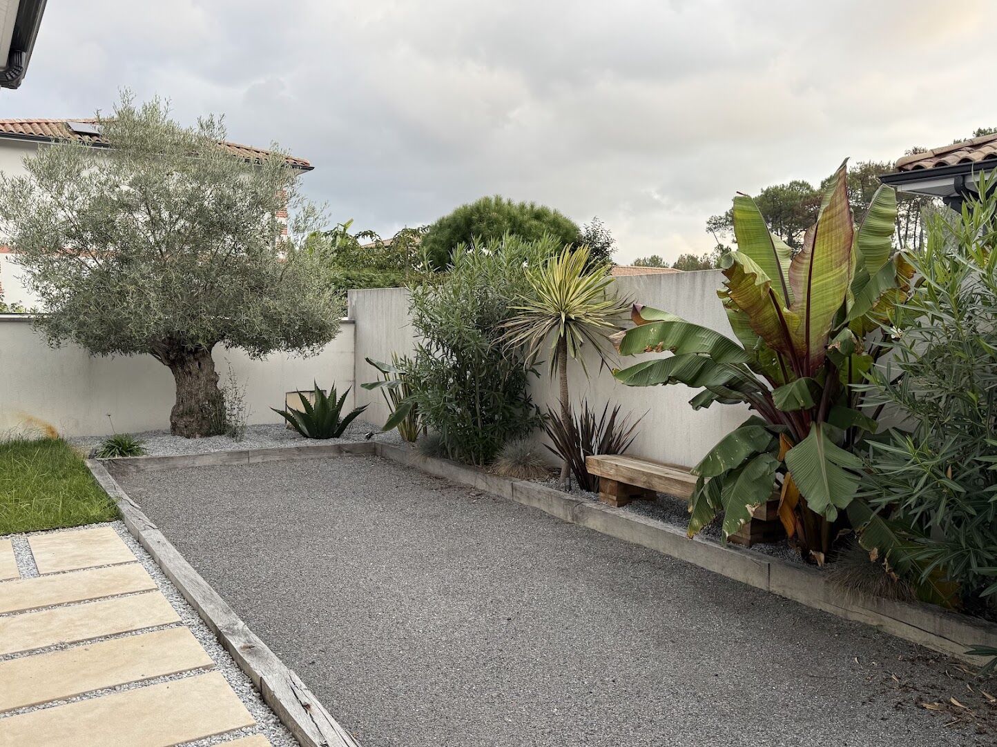 Le terrain de petanque et le massif mediterraneen apres realisation