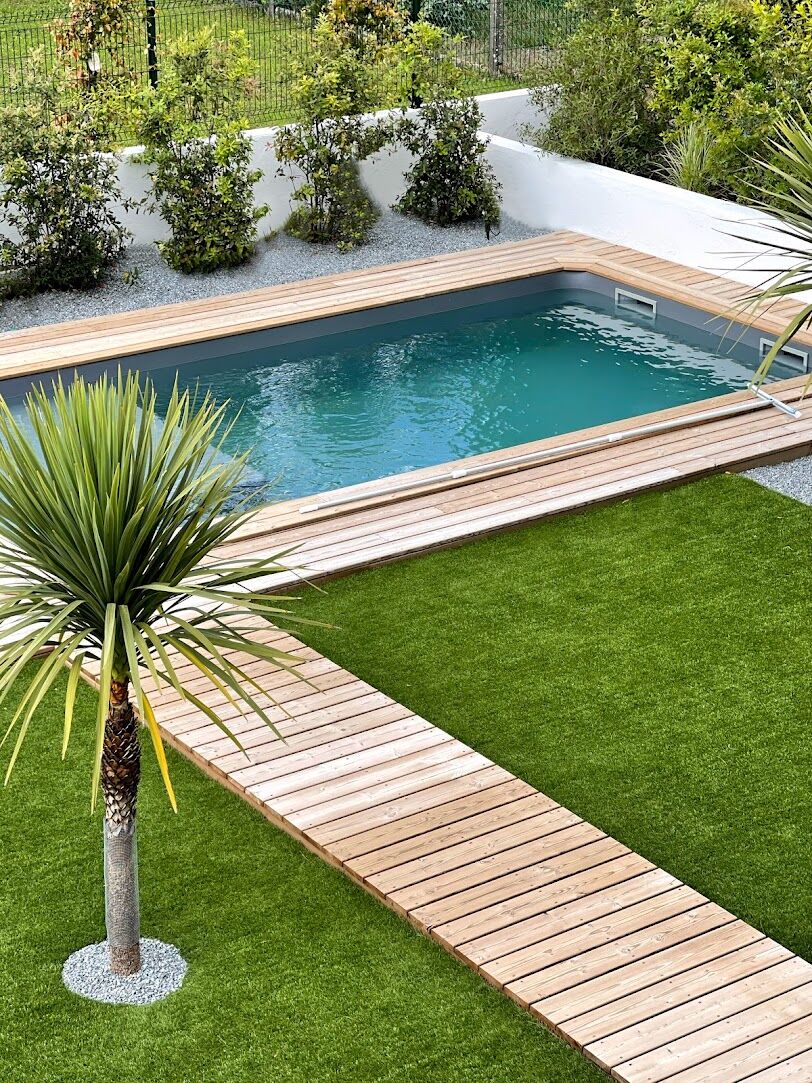 Piscine et gazon synthetique realises par l'equipe