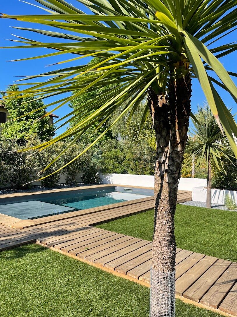 Piscine et gazon synthetique realises par l'equipe